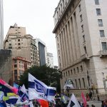 A passeata foi encerrada em frente a prefeitura de São Paulo, local onde o prefeito João Dória foi duramente criticado.